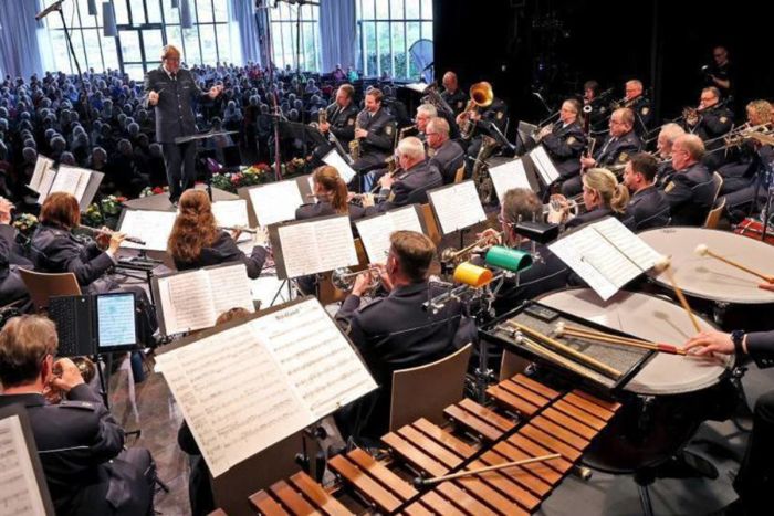 Das Schlagwerk war zwischendurch sehr gefordert: Das Polizeiorchester im Baumhain beim Konzert des Deutsch-Amerikanischen-Frauenarbeitskreises. © Christoph Blüthner